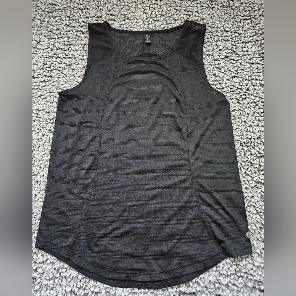 Athletic top with keyhole detain on back